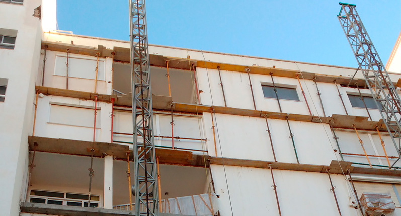 Intervención en fachada trasera Edificio Garbí en Playa de Gandia | Estudio Arquitectura Roberto Moratal